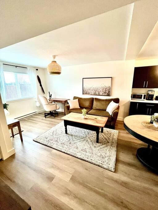 Cozy Lakeview Suite Victoria Exterior photo