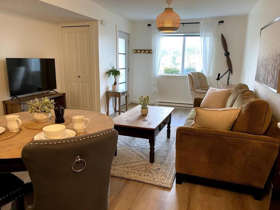 Cozy Lakeview Suite Victoria Exterior photo