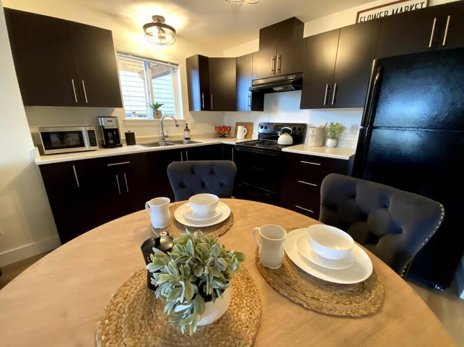 Cozy Lakeview Suite Victoria Exterior photo